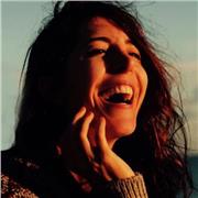 Profesora de diseño de moda, especializada en plana y prenda exterior.